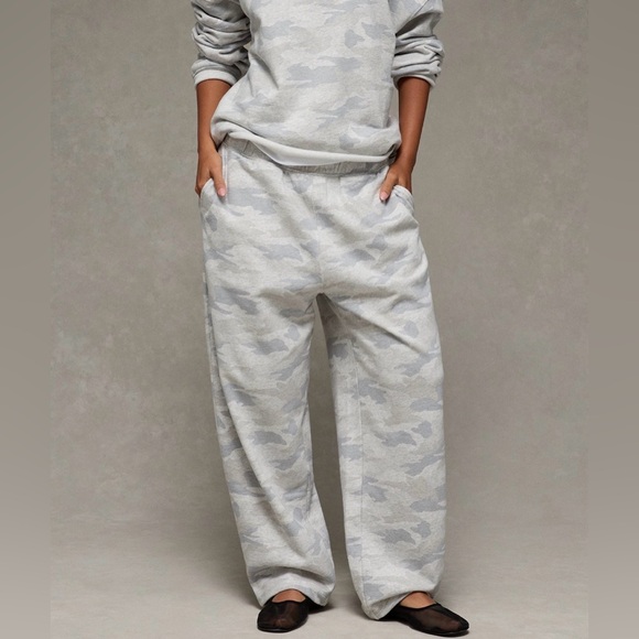 American Eagle Outfitters Pants - American Eagle Every Day Luxe Barrel Sweatpants in Gray Camo Size Large